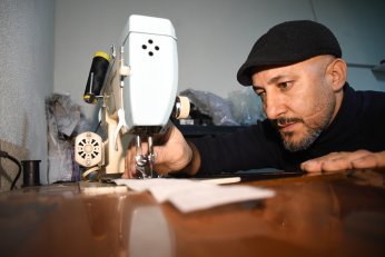 Ampute hayvanlar için yürüteç üretiyor