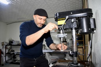 Ampute hayvanlar için yürüteç üretiyor