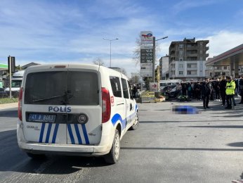 Motosikletin çarptığı yaya öldü, sürücü ağır yaralandı