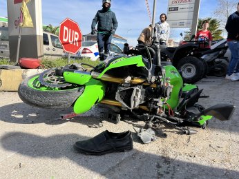 Motosikletin çarptığı yaya öldü, sürücü ağır yaralandı