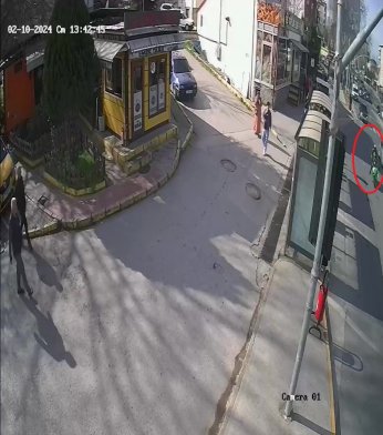 Motosikletin çarptığı yaya öldü, sürücü ağır yaralandı