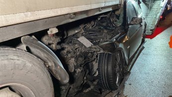 Otomobil tırın altına girdi: 1 ağır yaralı