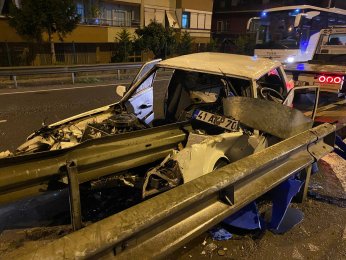 Otomobil bariyere ok gibi saplandı: 1 yaralı