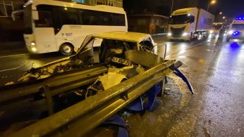 Otomobil bariyere ok gibi saplandı: 1 yaralı