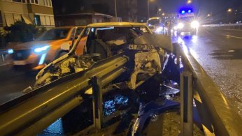 Otomobil bariyere ok gibi saplandı: 1 yaralı
