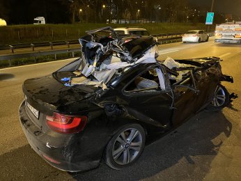 Otomobil tıra çarptı: 1 ölü, 2 yaralı