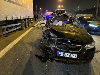 Otomobil tıra çarptı: 1 ölü, 2 yaralı