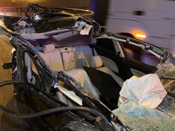 Otomobil tıra çarptı: 1 ölü, 2 yaralı