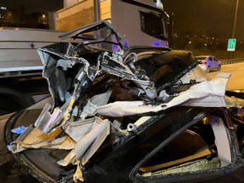 Otomobil tıra çarptı: 1 ölü, 2 yaralı