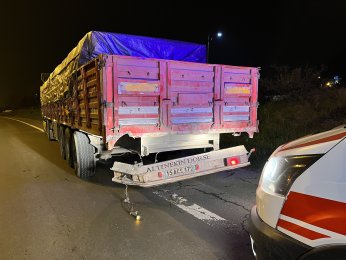 Otomobil tıra çarptı: 1 ölü, 2 yaralı