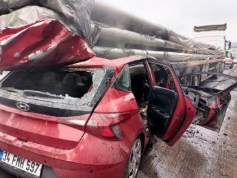 Tırın altına giren otomobil yandı: 1 ölü