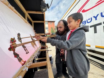 Tır Tiyatrosu, köylerde gölge oyunu sergiliyor