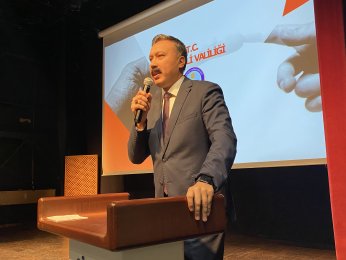 ‘Bir çocuğumuzun elinden lütfen tutun’