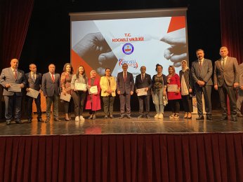 ‘Bir çocuğumuzun elinden lütfen tutun’