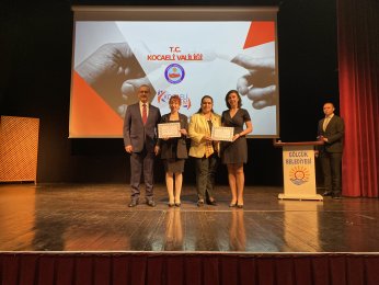 ‘Bir çocuğumuzun elinden lütfen tutun’