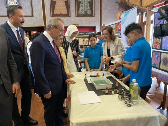 ‘Bir çocuğumuzun elinden lütfen tutun’