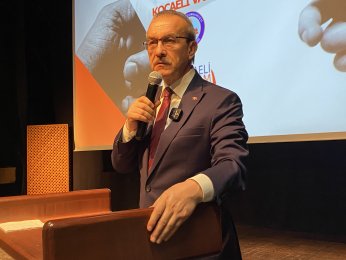 ‘Bir çocuğumuzun elinden lütfen tutun’