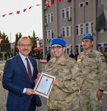 Özel gereksinimli gençler bir günlüğüne asker oldu