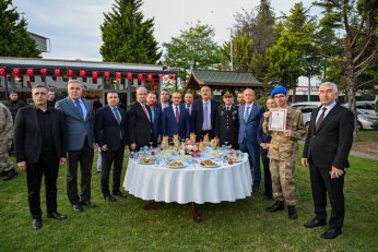 Özel gereksinimli gençler bir günlüğüne asker oldu