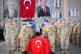 Özel gereksinimli gençler bir günlüğüne asker oldu