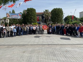 CHP Gölcük’ten çelenk sunumu