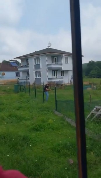 Çocukları uyurken evi kurşunladılar