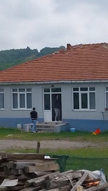 Çocukları uyurken evi kurşunladılar