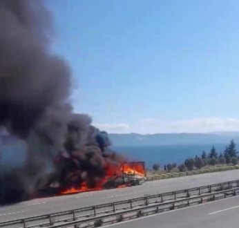 Kamyonet lastiği patlayarak alev aldı