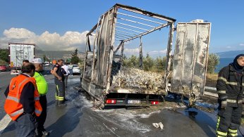 Kamyonet lastiği patlayarak alev aldı