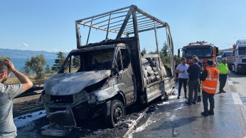 Kamyonet lastiği patlayarak alev aldı