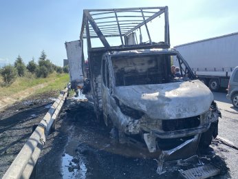 Kamyonet lastiği patlayarak alev aldı