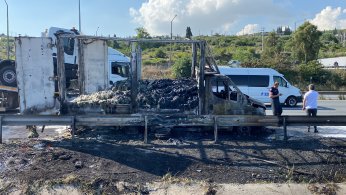 Kamyonet lastiği patlayarak alev aldı