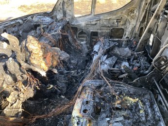 Kamyonet lastiği patlayarak alev aldı