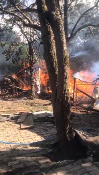 300 balya saman küle döndü