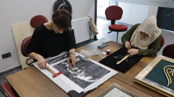 Hobi olarak başladı,  sanatçılar yetiştiriyor