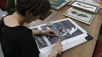 Hobi olarak başladı,  sanatçılar yetiştiriyor