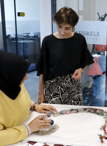 Hobi olarak başladı,  sanatçılar yetiştiriyor