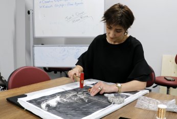 Hobi olarak başladı,  sanatçılar yetiştiriyor