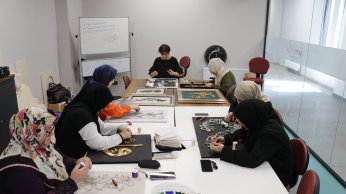 Hobi olarak başladı,  sanatçılar yetiştiriyor