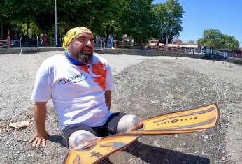 24 metre derinlikte Türk ve Filistin bayrağı açtı