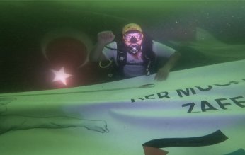 24 metre derinlikte Türk ve Filistin bayrağı açtı
