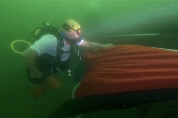 24 metre derinlikte Türk ve Filistin bayrağı açtı