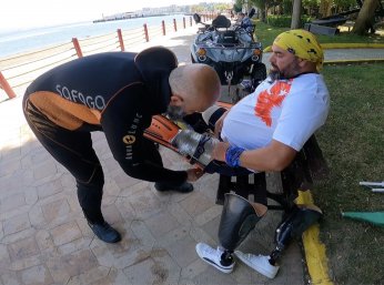 24 metre derinlikte Türk ve Filistin bayrağı açtı