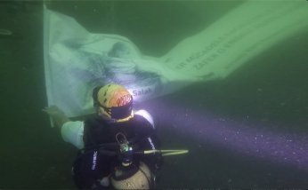 24 metre derinlikte Türk ve Filistin bayrağı açtı