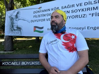 24 metre derinlikte Türk ve Filistin bayrağı açtı