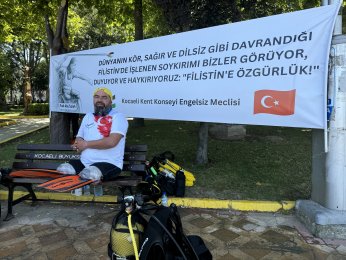 24 metre derinlikte Türk ve Filistin bayrağı açtı