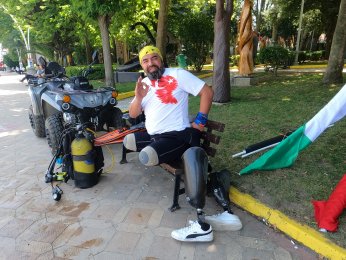 24 metre derinlikte Türk ve Filistin bayrağı açtı