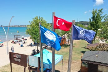 Mavi Bayraklı plajda denize girme keyfi