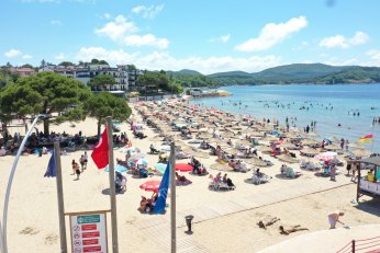 Mavi Bayraklı plajda denize girme keyfi