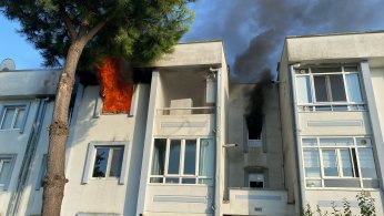 Yanan evde uyuyan şahsı komşuları kurtardı